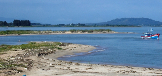 Những cồn c&aacute;t nh&ocirc; l&ecirc;n giữa cửa biển