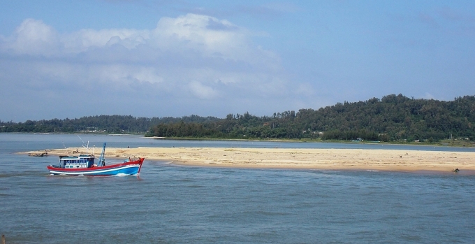 Hiện chỉ c&oacute; t&agrave;u nhỏ ra v&agrave;o Cửa Đại