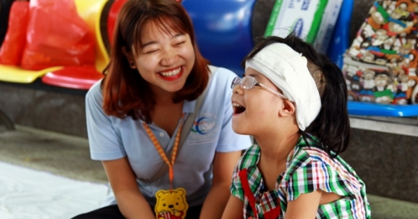 Đón sinh nhật cùng bệnh nhi ung thư