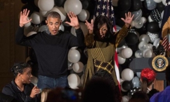 Vợ chồng Obama nhún nhảy theo ca khúc Thriller dịp Halloween