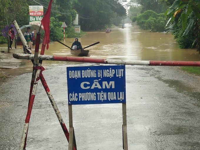 Một số tuyến đường tr&ecirc;n địa b&agrave;n thị trấn Hương Kh&ecirc; (huyện Hương Kh&ecirc;, H&agrave; Tĩnh) bị ngập nặng, cơ quan chức năng đ&atilde; phải đặt Barie cảnh b&aacute;o cấm di chuyển.