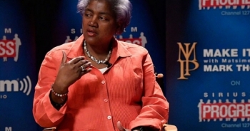 Bà Clinton bị nghi biết câu hỏi trước khi tranh luận