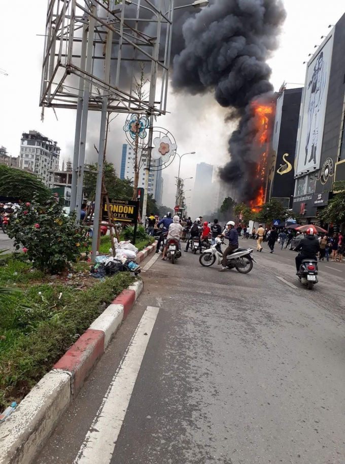 Khi xảy ch&aacute;y, thường c&oacute; rất nhiều kh&oacute;i lan tỏa khắp nơi, người trong cuộc kh&ocirc;ng hiểu nguy&ecirc;n tắc bảo vệ bản th&acirc;n sẽ rất nguy hiểm. Ảnh: Huy Trung