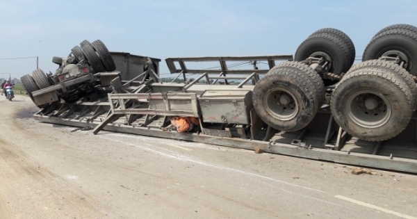 Xe tải nổ lốp chỏng vó trên quốc lộ