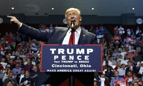 &Ocirc;ng Donald Trump tại buổi vận động tranh cử ở Ohio h&ocirc;m 13/10. Ảnh:&nbsp;AP