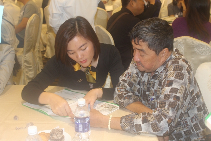 Nh&acirc;n vi&ecirc;n của dư &aacute;n tư vấn cho kh&aacute;ch h&agrave;ng tại buổi lễ c&ocirc;ng bố.