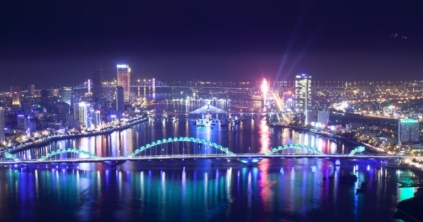 Thủ tướng yêu cầu Đà Nẵng phát triển mạnh các ngành dịch vụ, du lịch