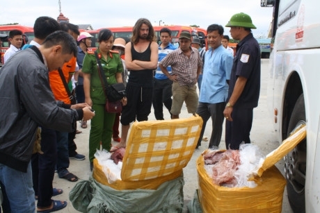 Huế: Phát hiện nhiều nội tạng động vật bốc mùi đang vận chuyển sang Lào tiêu thụ