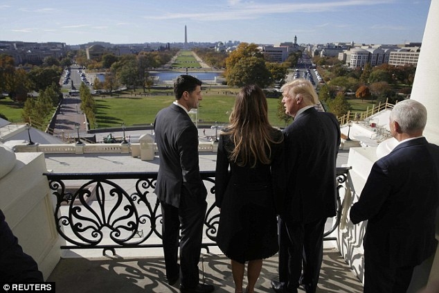 &Ocirc;ng Ryan dẫn vợ chồng &ocirc;ng Trump ra ban c&ocirc;ng để ngắm nh&igrave;n khu vực b&ecirc;n ngo&agrave;i Điện Capitol, nơi diễn ra lễ nhậm chức của &ocirc;ng Trump v&agrave;o năm tới. (Ảnh: Reuters)