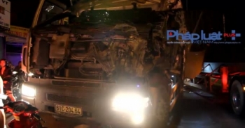 Sau va chạm, tài xế kêu cứu trong cabin