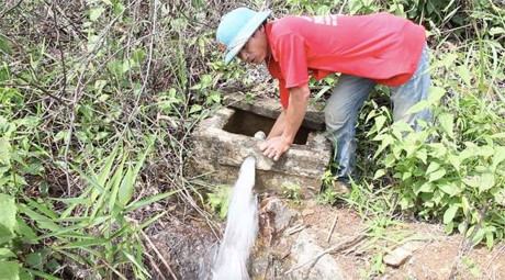 Th&agrave;nh vi&ecirc;n đội tuần tra, giữ rừng l&agrave;ng Ka Bay kiểm tra đường dẫn nước về l&agrave;ng. Ảnh: Ho&agrave;ng Hường