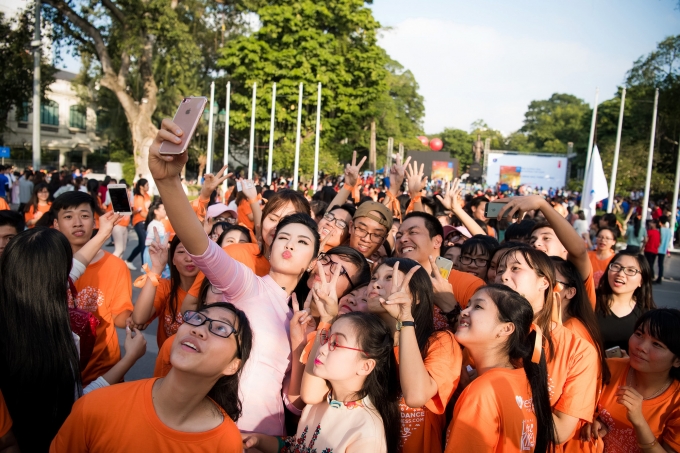 Ngọc H&acirc;n, MC Phan Anh rơi nước mắt v&igrave; được tặng qu&agrave; bất ngờ