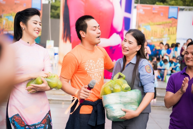 Ngọc H&acirc;n, MC Phan Anh rơi nước mắt v&igrave; được tặng qu&agrave; bất ngờ