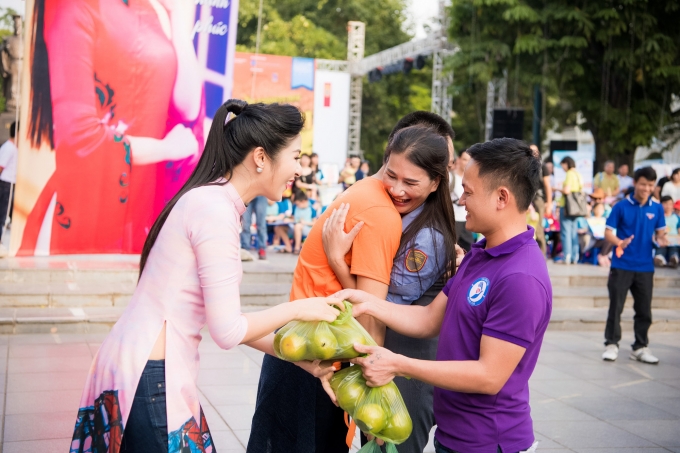 Ngọc H&acirc;n, MC Phan Anh rơi nước mắt v&igrave; được tặng qu&agrave; bất ngờ