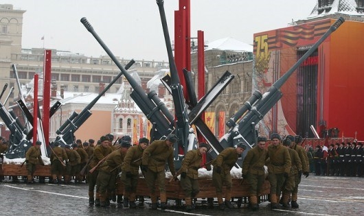 Phần diễu h&agrave;nh của c&aacute;c qu&acirc;n nh&acirc;n trong qu&acirc;n phục, vũ khí năm 1941.