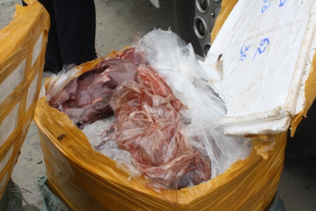 Gần 1,5 tấn thực phẩm bốc mùi đang trên đường mang đi tiêu thụ