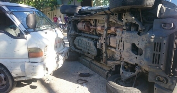 Huế: “Xế hộp” bị lật nghiêng sau khi va chạm với xe tải