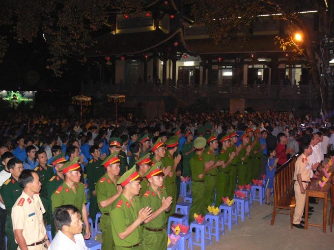 C&aacute;c cơ quan ban ng&agrave;nh, lực lượng vũ trang tưởng niệm nạn nh&acirc;n tử vong v&igrave; tai nạn giao th&ocirc;ng.