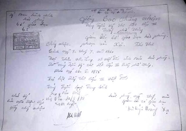 Giấy sao chứng nhận tr&uacute;ng tuyển kỳ thi hết cấp II được viết bằng tay do &ocirc;ng Thư cung cấp cho ph&oacute;ng vi&ecirc;n