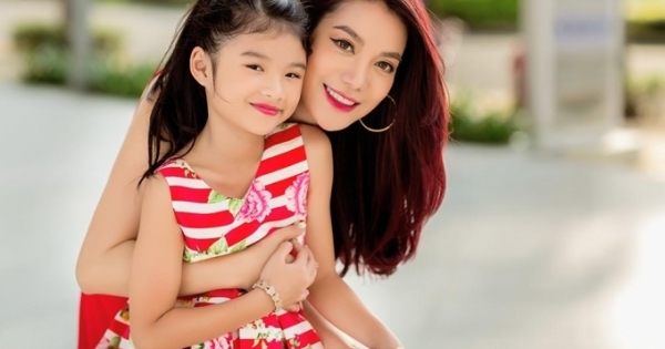 Trương Ngọc Ánh trẻ trung, xinh đẹp bên con gái