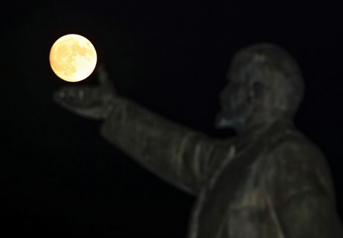 Si&ecirc;u trăng được chụp b&ecirc;n cạnh bức tượng Lenin ở Baikonur, Kazakhstan. (Ảnh: Reuters)