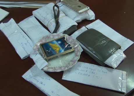 Tại chiếu bạc, lực lượng C&ocirc;ng an thu giữ 1 bộ b&agrave;i tu lơ khơ v&agrave; số tiền tr&ecirc;n 11 triệu đồng.