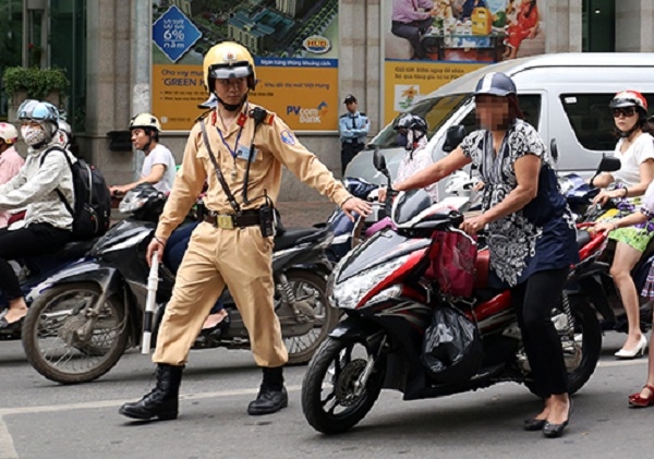 Cảnh sát giao th&ocirc;ng kh&ocirc;ng được dừng xe đ&ecirc;̉ ki&ecirc;̉m tra l&ocirc;̃i kh&ocirc;ng chính chủ (Ảnh minh họa).