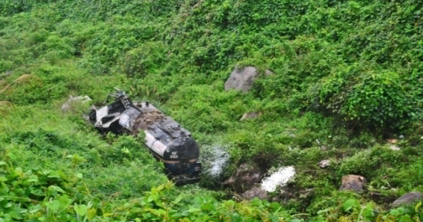 Đèo Hải Vân: Xe chở xăng dầu lao thẳng xuống vực, 2 người thương vong