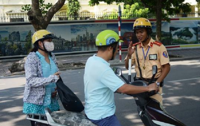 Lực lượng CSGT chỉ phạt chủ xe kh&ocirc;ng sang t&ecirc;n đ&ocirc;̉i chủ trong qu&aacute; tr&igrave;nh giải quyết vi phạm giao th&ocirc;ng (Ảnh minh họa).