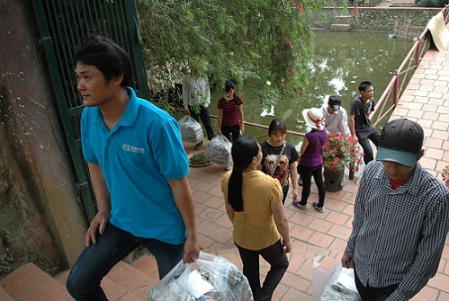 Ng&agrave;y cuối tuần ng&otilde; nh&agrave; lương y lu&ocirc;n c&oacute; nhiều bệnh nh&acirc;n ra v&agrave;o.