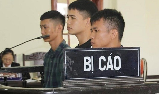 C&aacute;c bị c&aacute;o tại t&ograve;a.