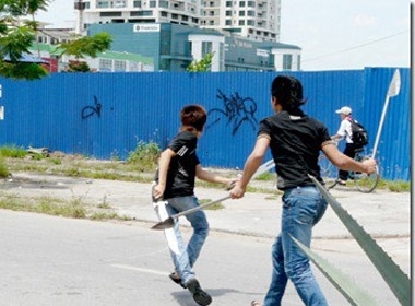 Bị chặn đánh, dùng dao chém người loạn xạ