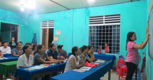 Cô giáo trẻ giúp các mẹ, các bà biết làm toán, đọc chữ