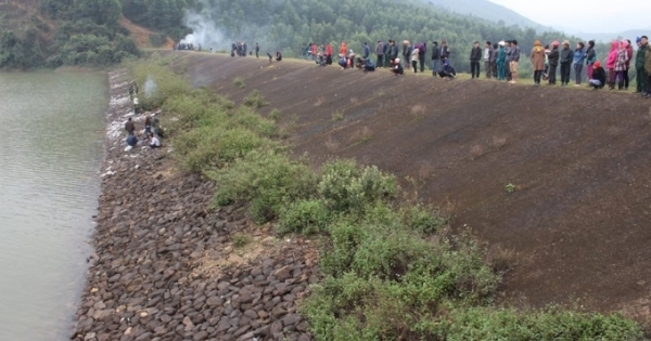 Hà Tĩnh: Xót xa hai học sinh lớp 7 tử vong do tắm biển