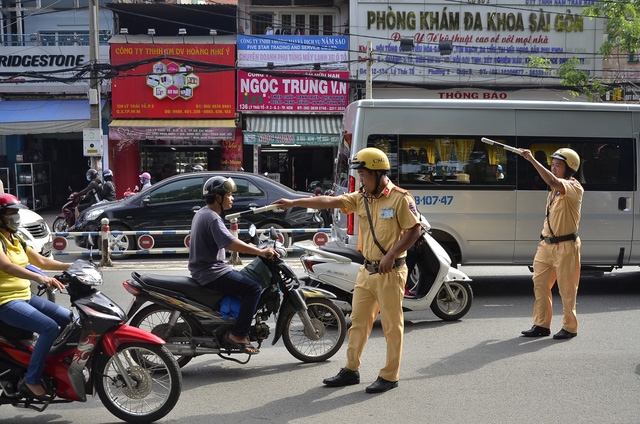 Việc xử l&yacute; đối với h&agrave;nh vi vi phạm kh&ocirc;ng l&agrave;m thủ tục đăng k&yacute; sang t&ecirc;n xe chỉ được &aacute;p dụng trong 2 trường hợp cụ thể.