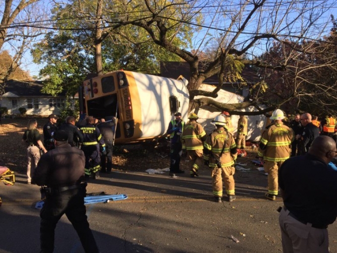 Chiếc xe bus gần như bị gẫy đ&ocirc;i khi đ&acirc;m v&agrave;o c&acirc;y lớn ven đường. (Ảnh: CNN)