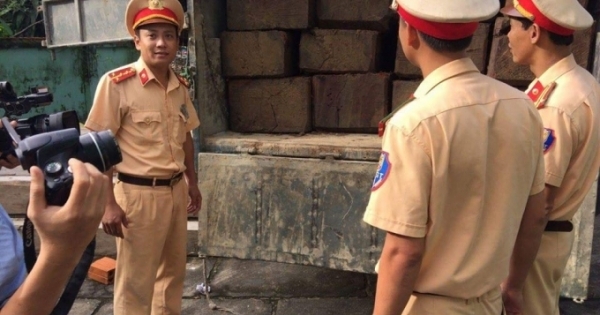 Thừa Thiên - Huế: Xe tải chở lượng gỗ lớn không rõ nguồn gốc bị bắt giữ