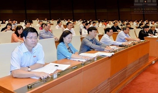 Đại biểu Quốc hội bấm n&uacute;t biểu quyết th&ocirc;ng qua Nghị quyết về việc thực hiện th&iacute; điểm cấp thị thực điện tử cho người nước ngo&agrave;i nhập cảnh Việt Nam.