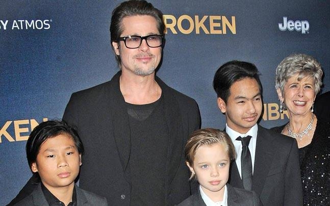 Brad Pitt bị c&aacute;o buộc bạo h&agrave;nh con trai cả Maddox (thứ 2 từ phải sang). (Ảnh: Getty)