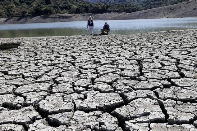 Mặt đất nứt vẻ v&igrave; kh&ocirc; hạn do hiện tượng El Nino. (Ảnh: Daily Mail).