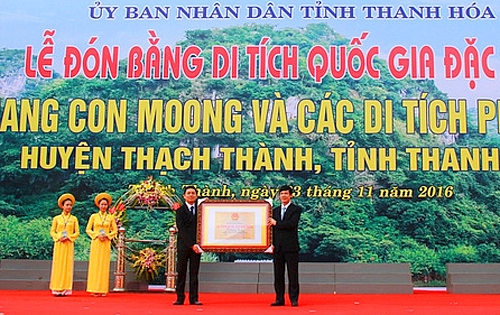 L&atilde;nh đạo tỉnh Thanh H&oacute;a đ&oacute;n nhận Bằng Xếp hạng di t&iacute;ch Quốc gia đặc biệt: Di t&iacute;ch khảo cổ Hang Con Moong v&agrave; c&aacute;c di t&iacute;ch phụ cận huyện Thạch Th&agrave;nh.