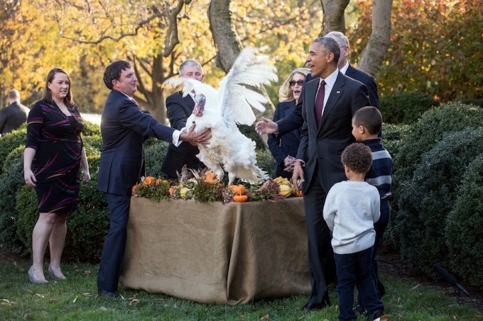 Tổng thống Obama tham gia lễ x&aacute; tội g&agrave; t&acirc;y c&ugrave;ng hai người ch&aacute;u. (Ảnh: Nh&agrave; Trắng)