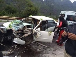 Xe đón dâu đấu đầu ô tô 7 chỗ, cô dâu nhập viện cấp cứu