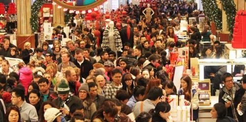 Người d&acirc;n mua sắm đ&ocirc;ng đ&uacute;c trong ng&agrave;y Black Friday. Ảnh: Mvslalgeria