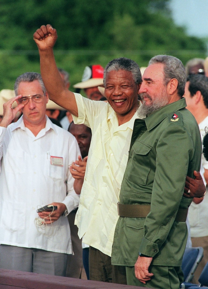 Fidel Castro chụp h&igrave;nh lưu niệm c&ugrave;ng Nelson Mandela năm 1991 ở Matanzas. (Ảnh: Getty)