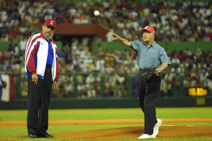 Fidel Castro xem b&oacute;ng bầu dục c&ugrave;ng cựu Tổng thống Mỹ Jimmy Carter năm 2002 ở Havana, Cuba. (Ảnh: Getty)