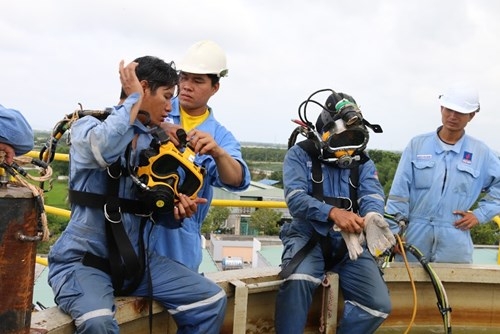 Mỗi th&agrave;nh vi&ecirc;n tr&ecirc;n t&agrave;u lặn phải lu&ocirc;n đo&agrave;n kết, tin tưởng lẫn nhau. Bởi người xuống đ&aacute;y biển trao cả t&iacute;nh mạng cho người tr&ecirc;n t&agrave;u. Xảy ra sự cố, thợ lặn phải bằng&nbsp; mọi c&aacute;ch cứu người dưới đ&aacute;y đại dương.