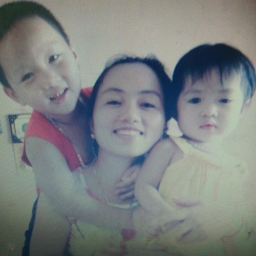 Chị Trương Thị Li&ecirc;n hạnh ph&uacute;c b&ecirc;n c&aacute;c con