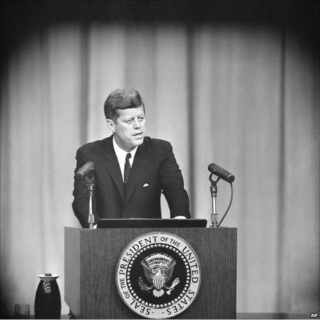 Thử th&aacute;ch lớn nhất với &ocirc;ng Castro xuất hiện c&oacute; lẽ v&agrave;o năm 1962, khi m&agrave; Tổng thống Mỹ J.F Kennedy l&ecirc;n tiếng cảnh b&aacute;o &ocirc;ng phải gỡ bỏ t&ecirc;n lửa của Li&ecirc;n X&ocirc; khỏi l&atilde;nh thổ của m&igrave;nh.