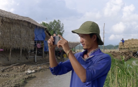 Hoạt động của n&ocirc;ng trại vẫn được Tiếng cập nhật h&agrave;ng ng&agrave;y tr&ecirc;n Facebook c&aacute; nh&acirc;n. Nhiều bạn trẻ cũng quyết định bỏ phố về l&agrave;m n&ocirc;ng d&acirc;n tr&ecirc;n c&aacute;nh đồng 20 ha l&uacute;a của Tiếng. Ảnh:&nbsp;H.H.